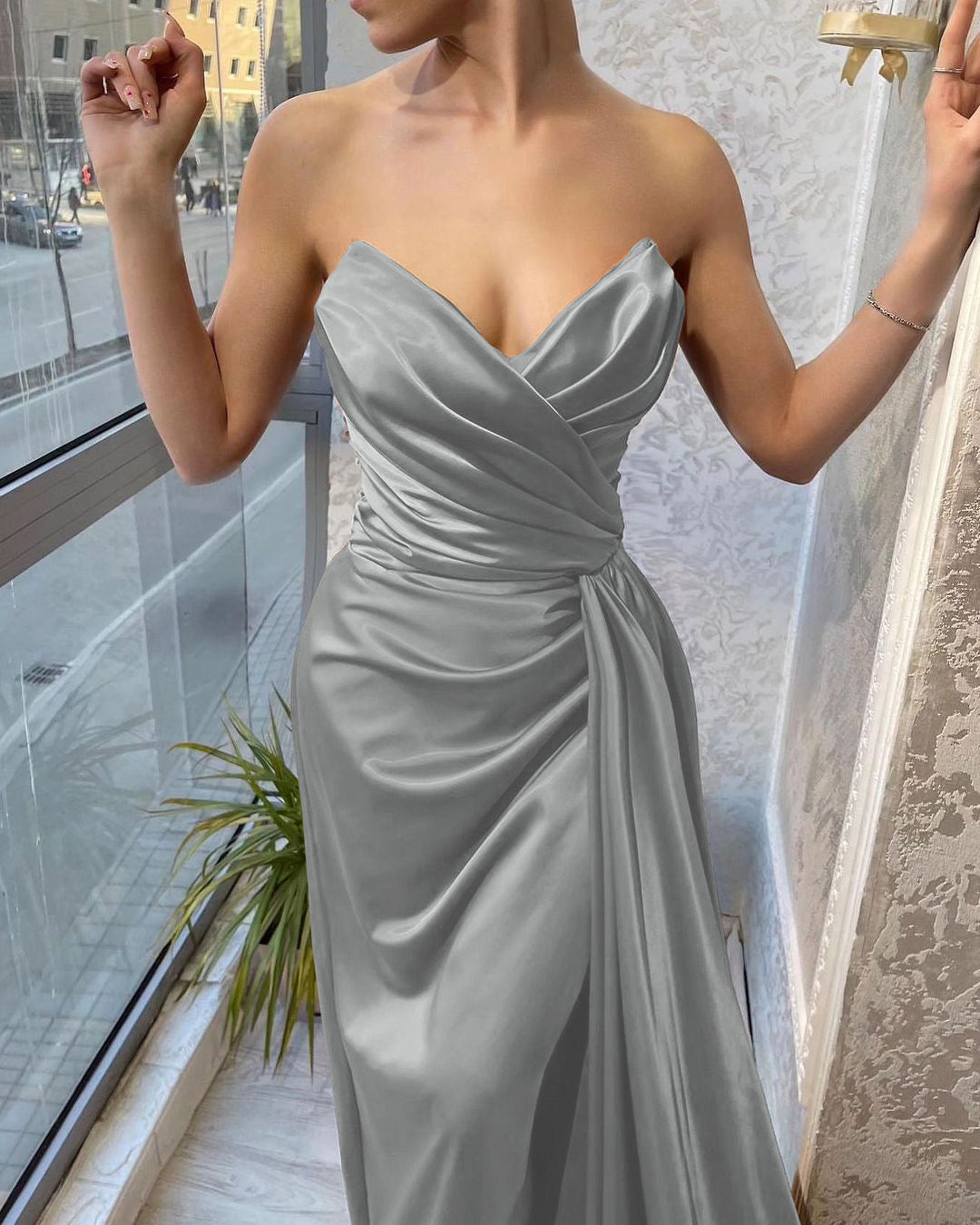 Braunes, ärmelloses Abendkleid mit V-Ausschnitt und Rüschen