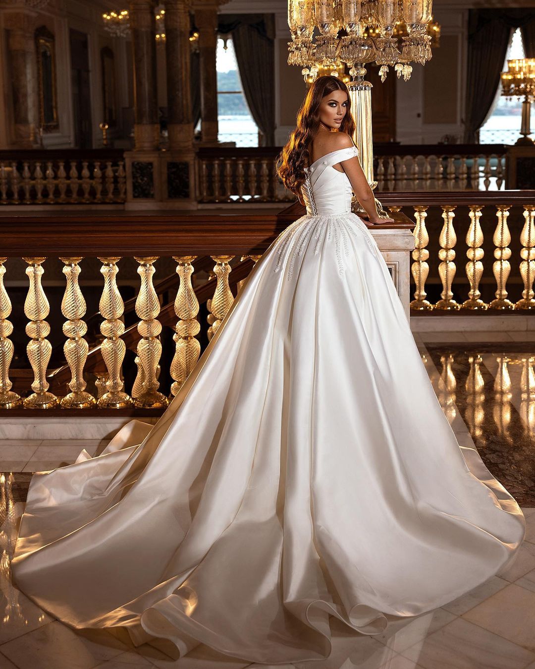 A-Linie, schulterfreies, rückenfreies Satin-Brautkleid mit Rüschen
