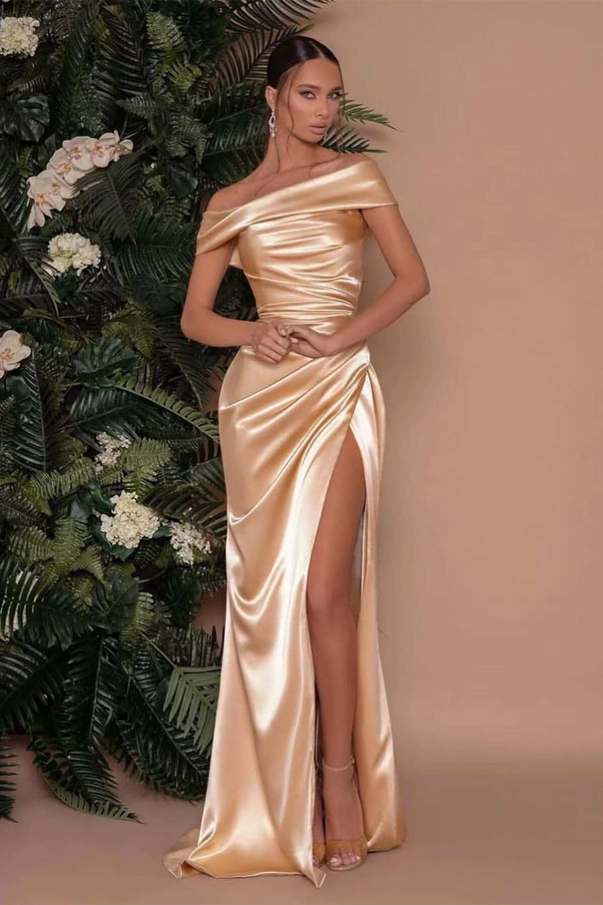 Champagnerfarbenes, schulterfreies Charmeuse-Abschlussballkleid mit Schlitz im Meerjungfrau-Stil