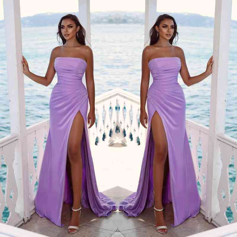 Bezauberndes lilafarbenes, plissiertes, langes, trägerloses, ärmelloses Ballkleid mit Schlitz