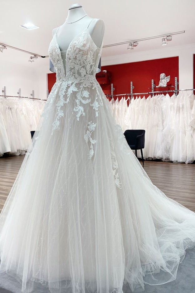 Langes Brautkleid im Prinzessin-Stil mit Spaghettiträgern, Tüll und V-Ausschnitt und Spitzenapplikationen