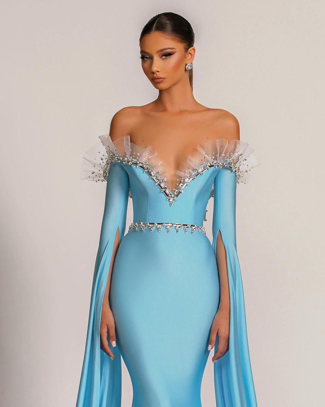Babyblaues Abendkleid mit V-Ausschnitt und langen Ärmeln aus Tüll