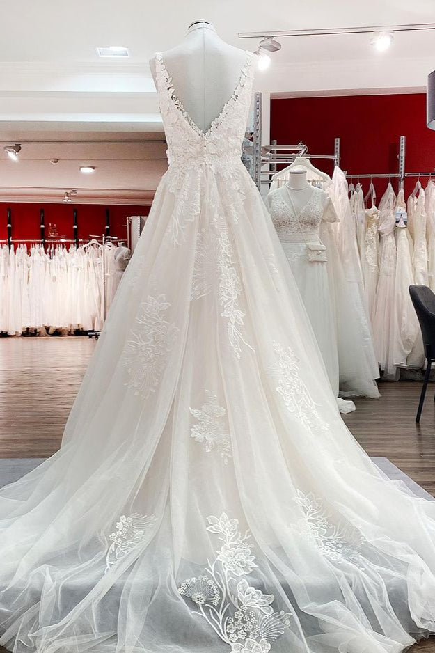 Schlichtes, langes Brautkleid in A-Linie, Tüll, Spitze, V-Ausschnitt, offener Rücken und Applikationen