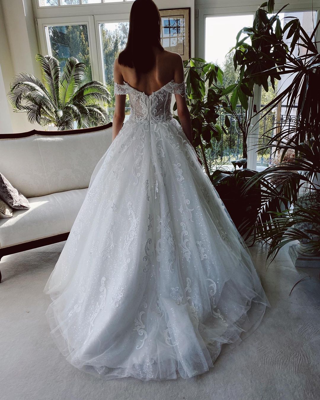 Bezauberndes langes A-Linien-Brautkleid aus Tüll mit schulterfreiem Ausschnitt