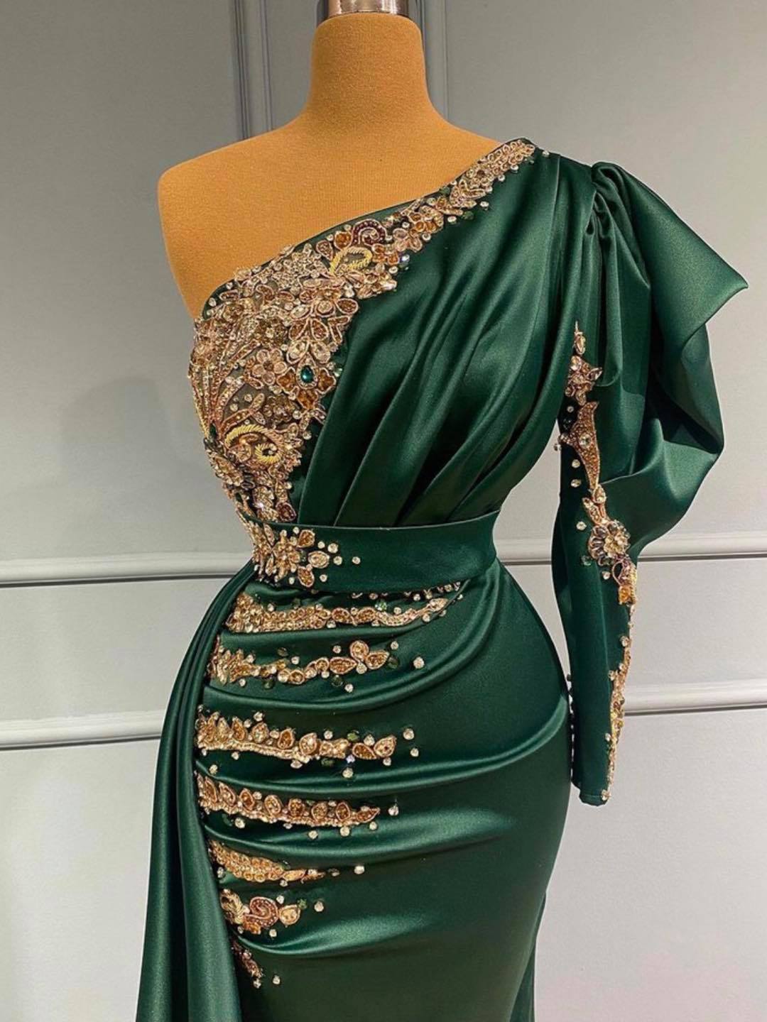 Dunkelgrünes One-Shoulder-Meerjungfrau-Abschlussballkleid