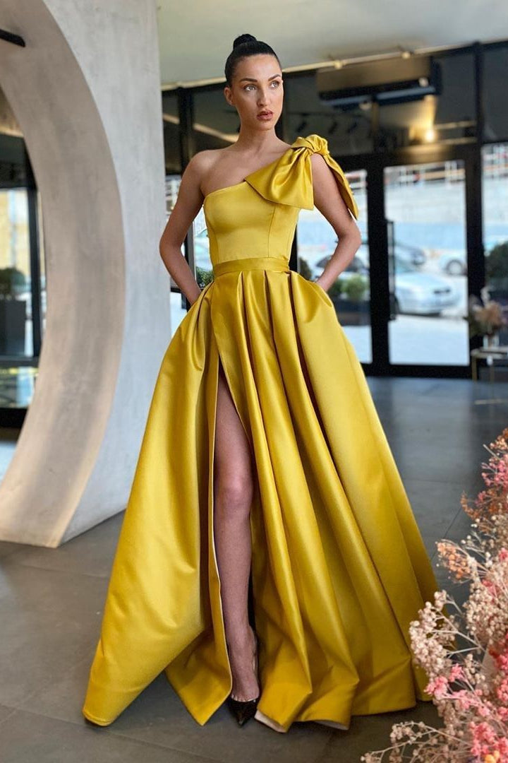Gelbes One-Shoulder-Abschlussballkleid mit Schlitz und Taschen