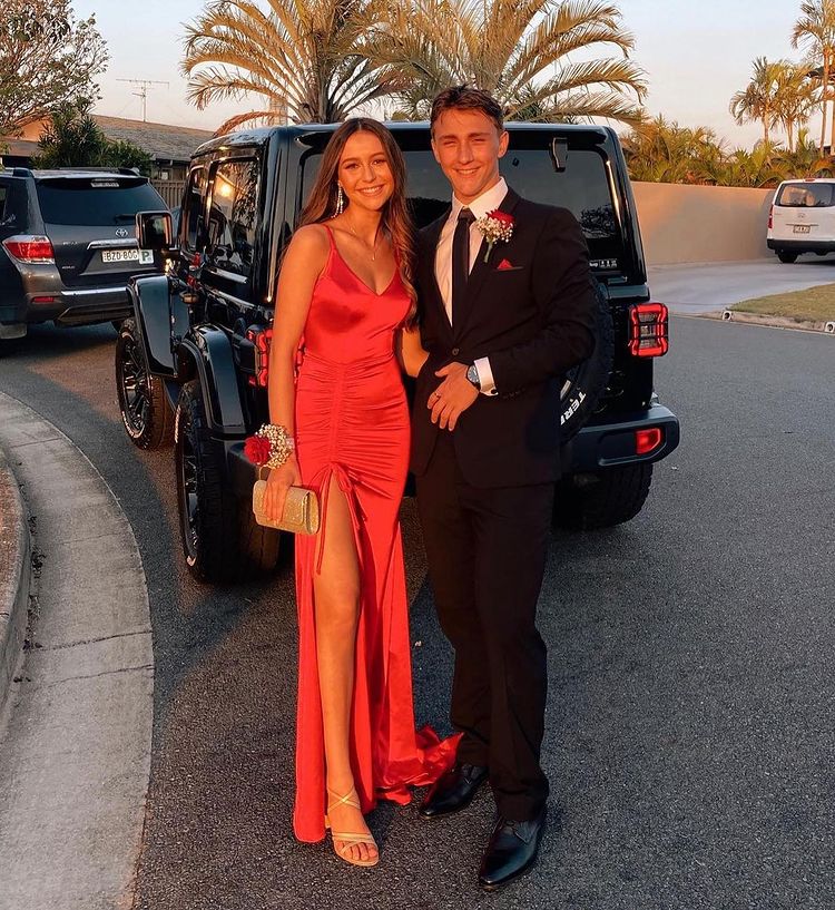 Rotes Abendkleid mit Spaghettiträgern und Schlitz