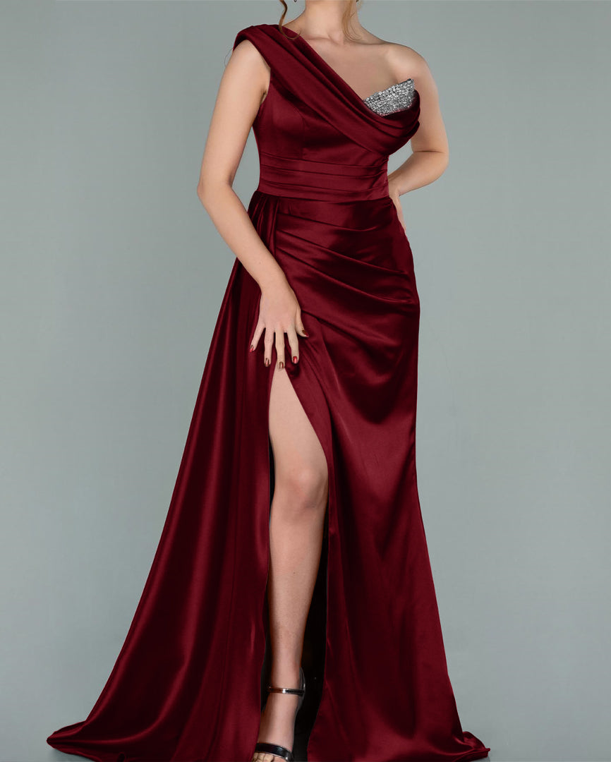 Burgunderrotes, elegantes, schulterfreies, geschlitztes Ballkleid mit V-Ausschnitt und Pailletten im Meerjungfrau-Stil