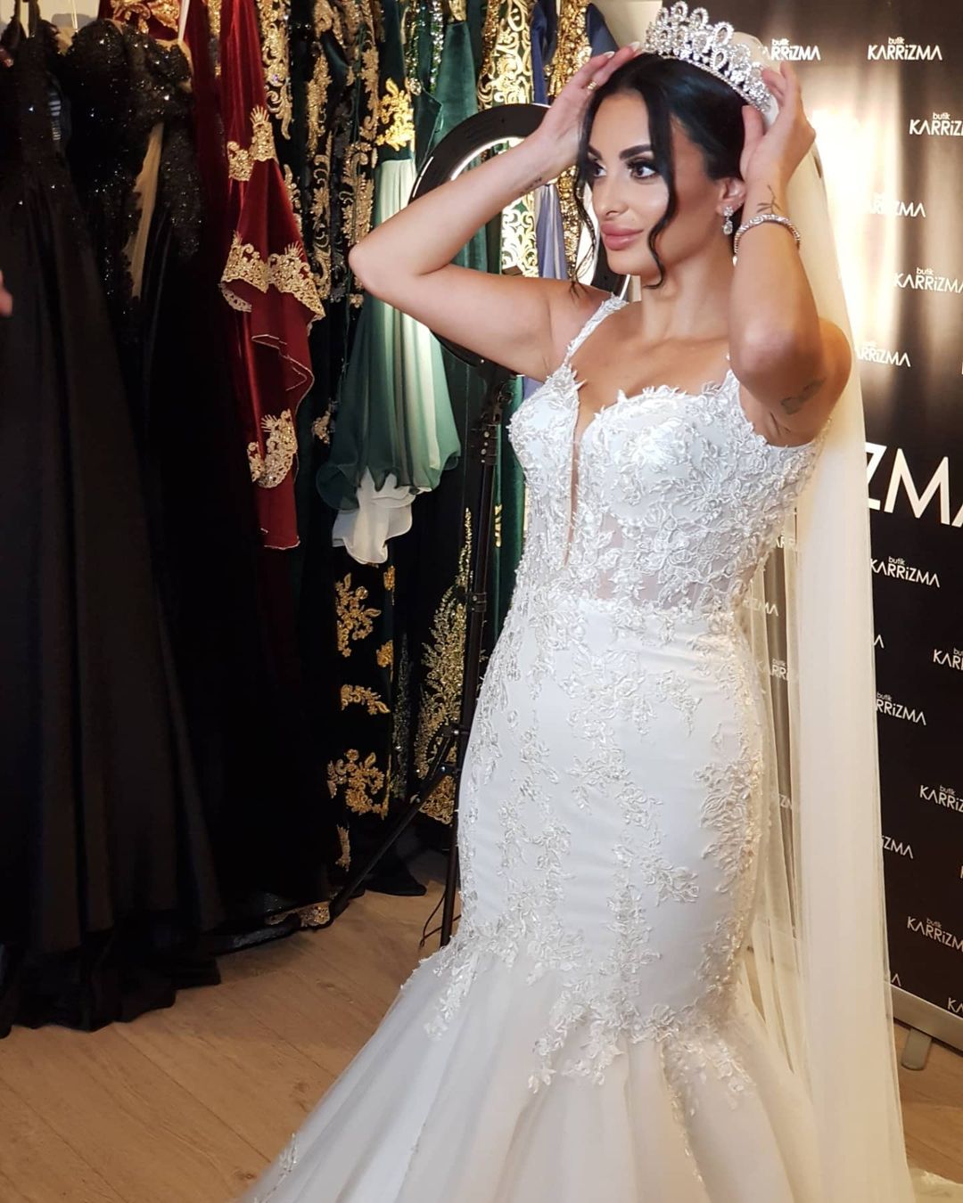 Langes Meerjungfrau-Brautkleid aus Tüll mit Spaghettiträgern und Spitzenapplikationen