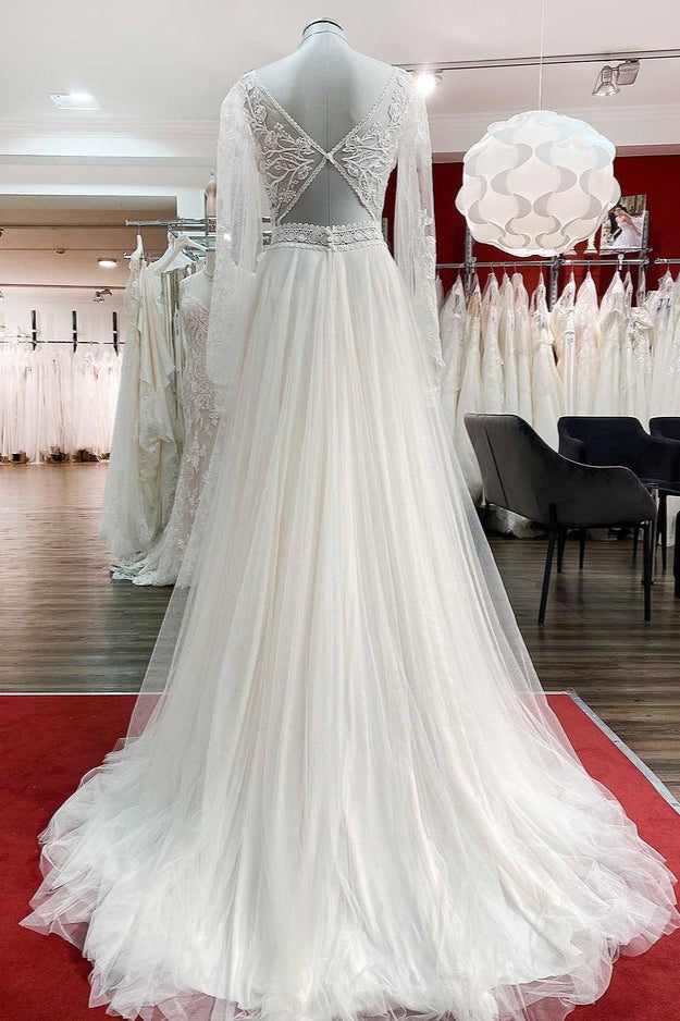 Langes A-Linien-Brautkleid mit herzförmigen Applikationen und Ärmeln, Tüll und Perlenverzierung
