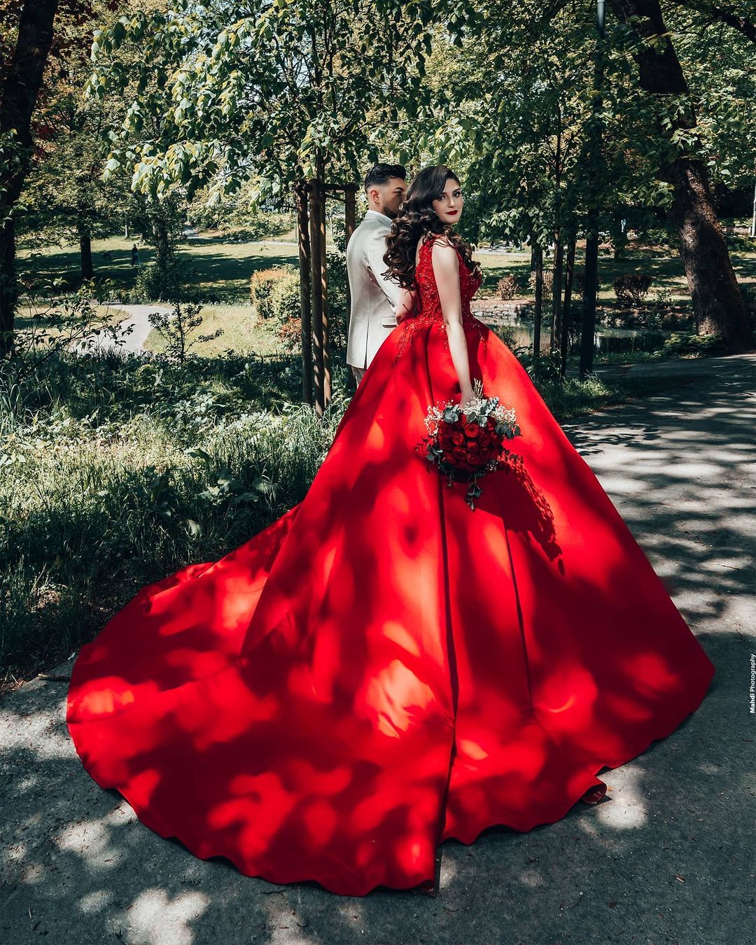 Langes Ballkleid im Prinzessin-Stil, Satin-Brautkleid mit V-Ausschnitt und Spitze