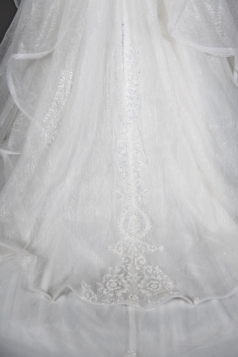Ballkleid-Brautkleid mit Pailletten, kurzen Ärmeln, Applikationen und Tüllrüschen