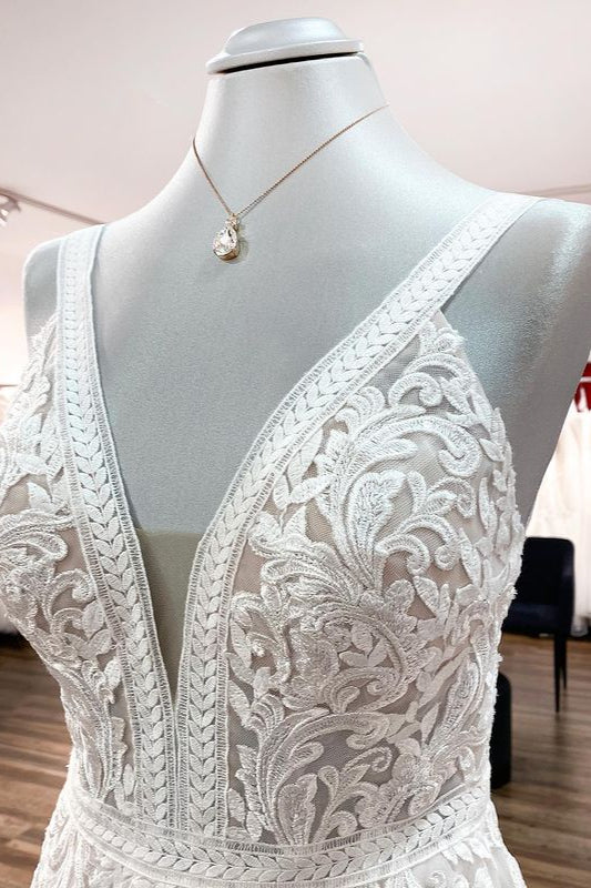 Lange, ärmellose A-Linien-Brautkleider aus Tüll mit offenem Rücken und Spitzenapplikationen