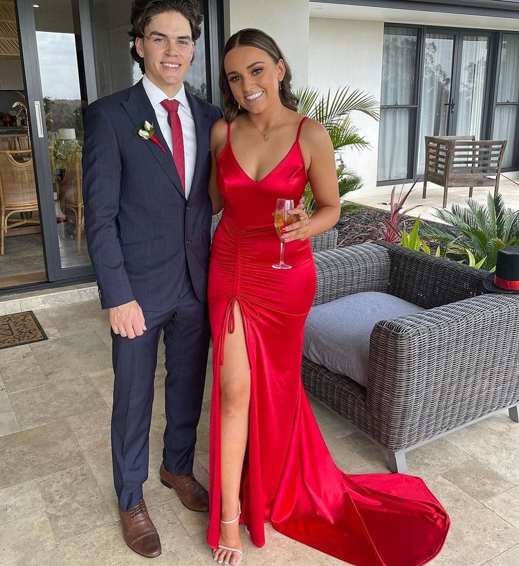 Rotes Abendkleid mit Spaghettiträgern und Schlitz