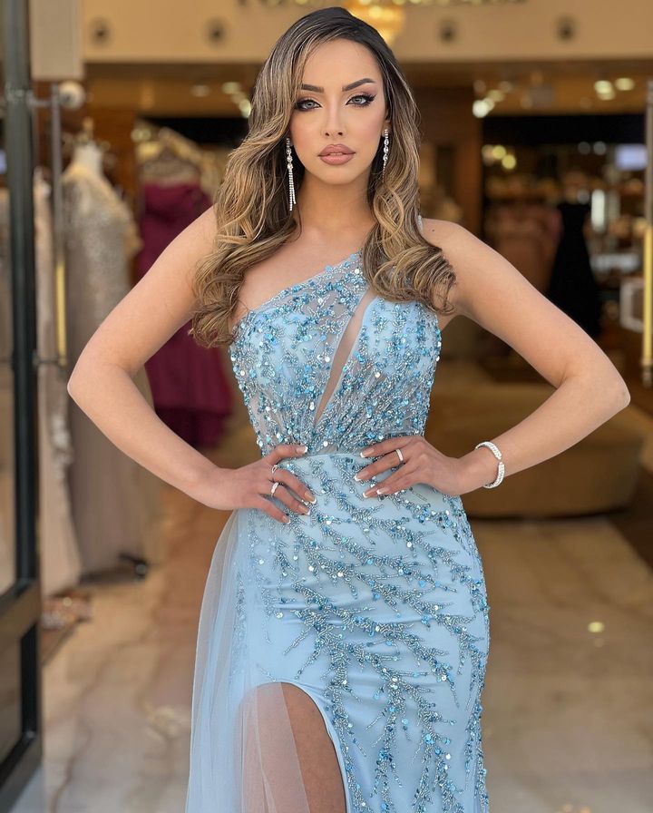 Abendkleid, blau, einschulterig, mit hochgeschlitzten Pailletten, ärmellos