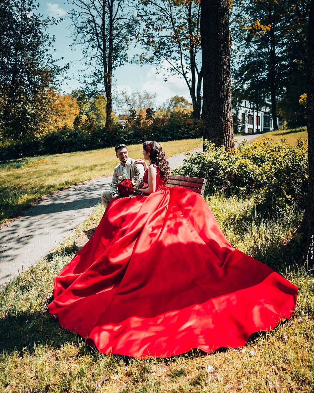 Langes Ballkleid im Prinzessin-Stil, Satin-Brautkleid mit V-Ausschnitt und Spitze
