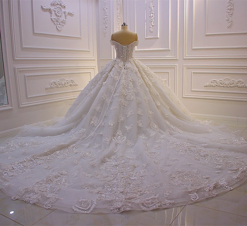 Herzförmiges, schulterfreies, rückenfreies Brautkleid mit Applikationen