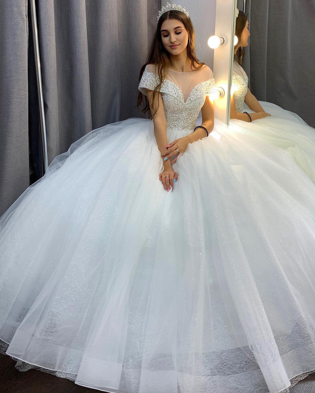 Elegantes A-Linien-Brautkleid mit Bateau-Kristallschleppe und Pailletten-Tüll