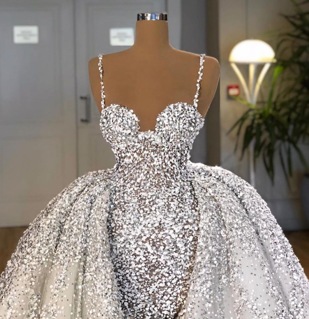 Brillantes Schatz-Pailletten-Meerjungfrau-Brautkleid mit Rüschenschleppe