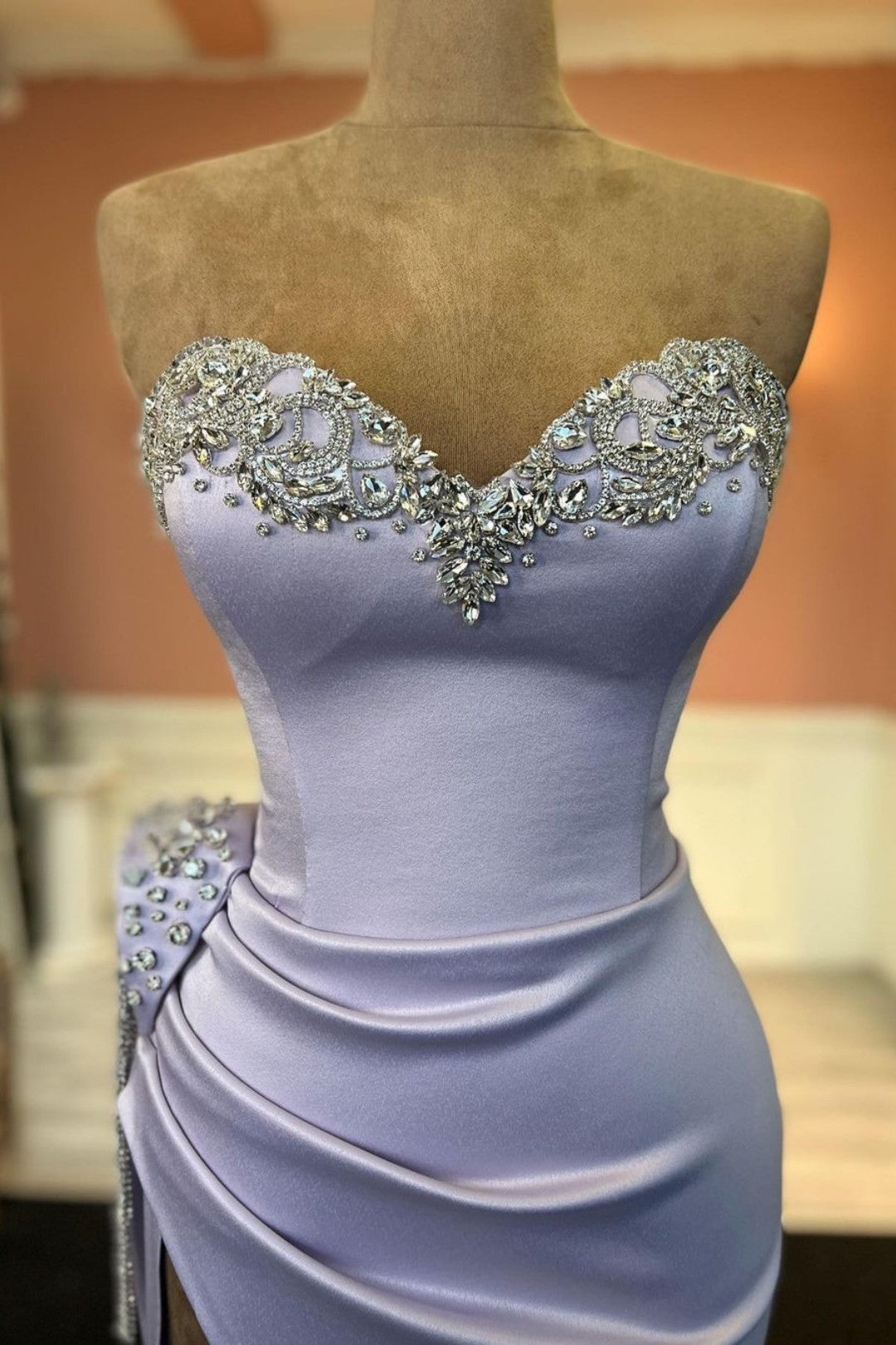 Elegantes lila Ballkleid mit herzförmigen Perlen und Seitenschlitz