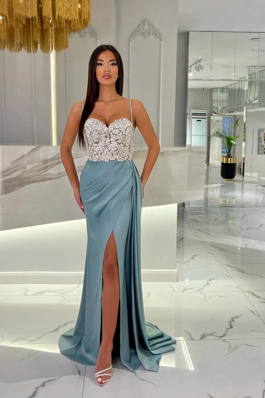Babyblaues Ballkleid mit herzförmigen Applikationen mit Spaghettiträgern und hohem Schlitz