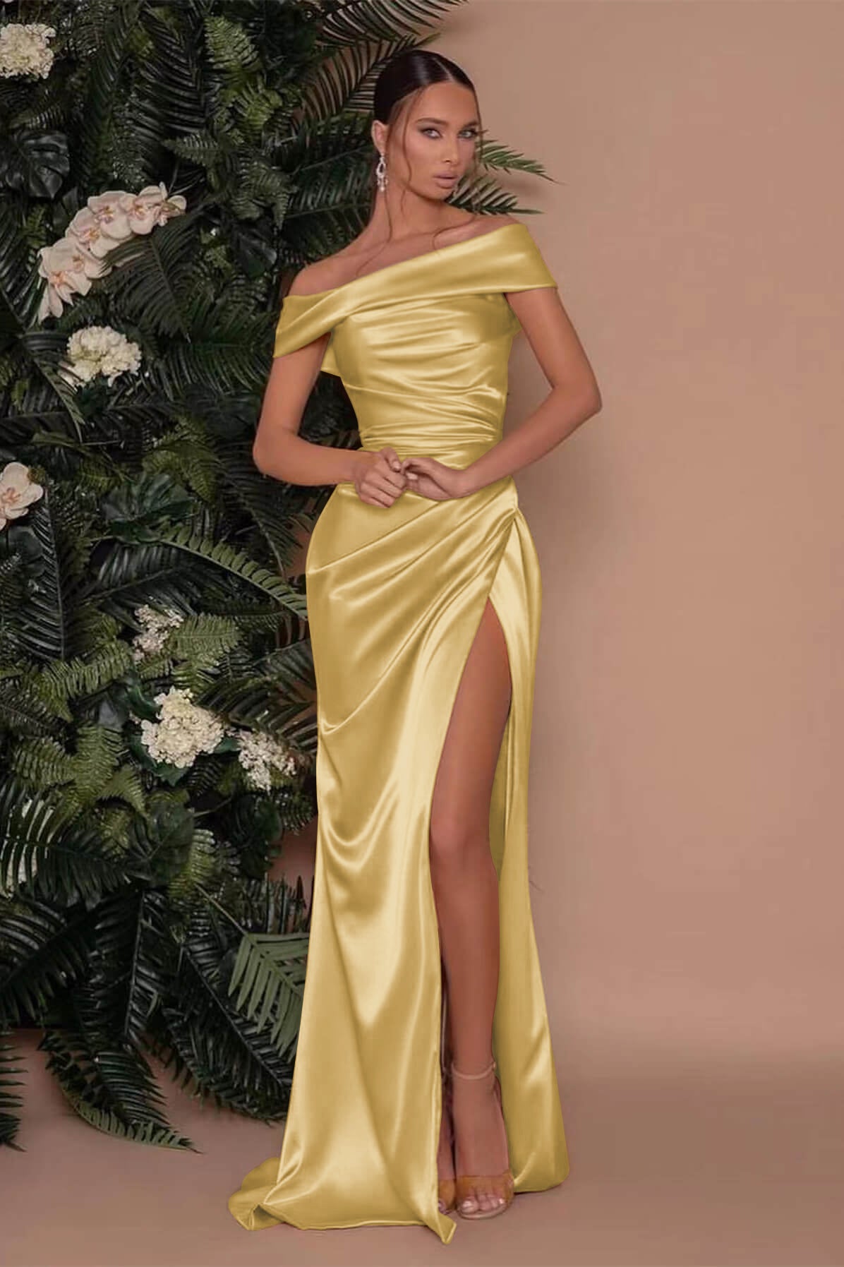 Champagnerfarbenes, schulterfreies Charmeuse-Abschlussballkleid mit Schlitz im Meerjungfrau-Stil