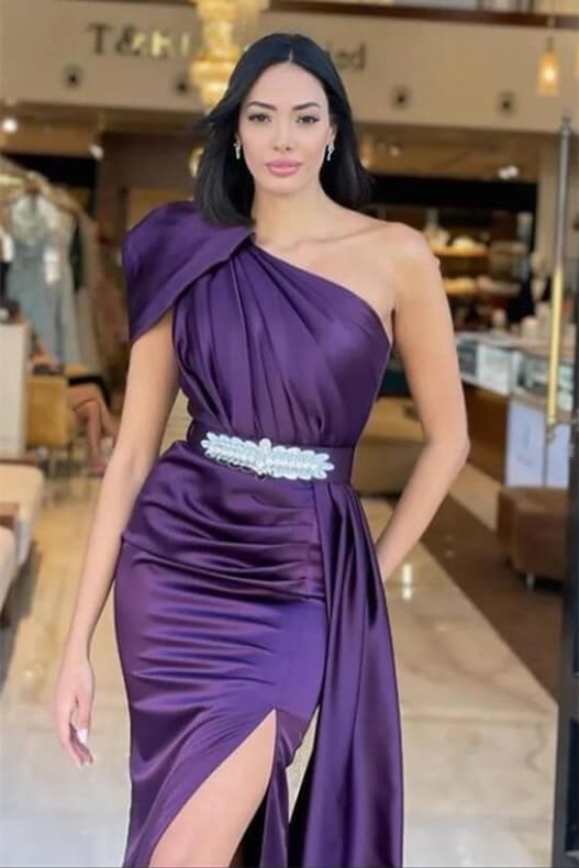 Dunkellila One-Shoulder-Meerjungfrau-Abschlussballkleid mit langen Rüschen und Gürtel online