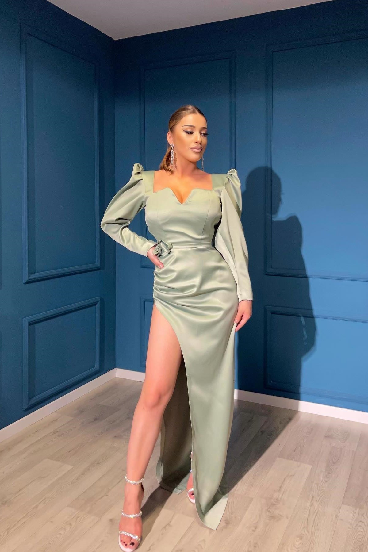 Dusty Sage – Elegantes Abendkleid mit langen Ärmeln und Schlitz vorne und V-Ausschnitt im Angebot