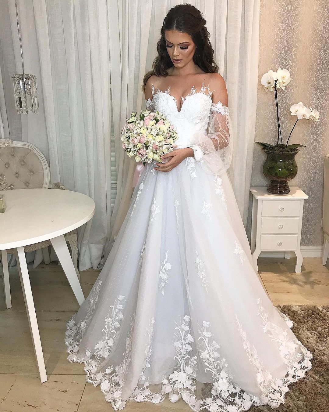 Elegantes langes schulterfreies Prinzessin-Brautkleid mit Blasenärmeln