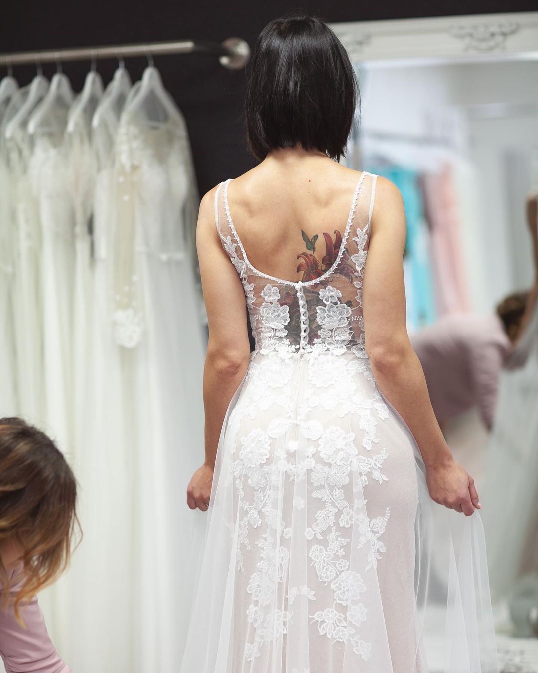 Bodenlanges A-Linien-Brautkleid mit tiefem V-Ausschnitt, rückenfrei, mit Applikationen aus Spitze und Tüll