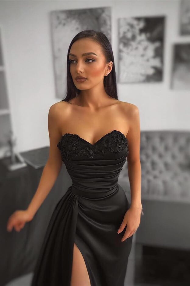 Bezauberndes schwarzes herzförmiges Abendkleid mit Plissee und Applikationen