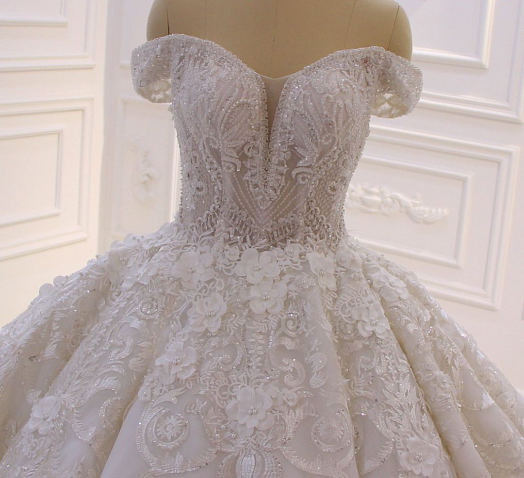 Herzförmiges, schulterfreies, rückenfreies Brautkleid mit Applikationen