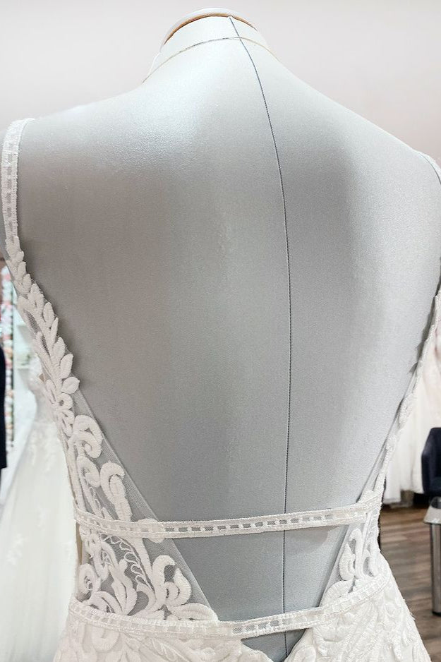 Langes Brautkleid im Meerjungfrau-Stil aus Satin mit V-Ausschnitt, offenem Rücken und Spitzenapplikationen