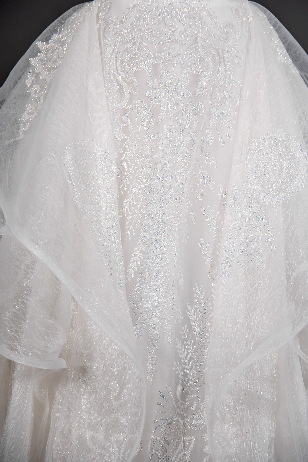 Ballkleid-Brautkleid mit Pailletten, kurzen Ärmeln, Applikationen und Tüllrüschen