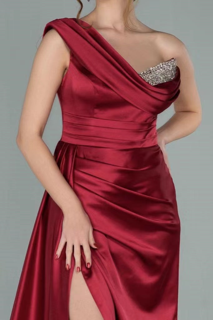 Burgunderrotes, elegantes, schulterfreies, geschlitztes Ballkleid mit V-Ausschnitt und Pailletten im Meerjungfrau-Stil