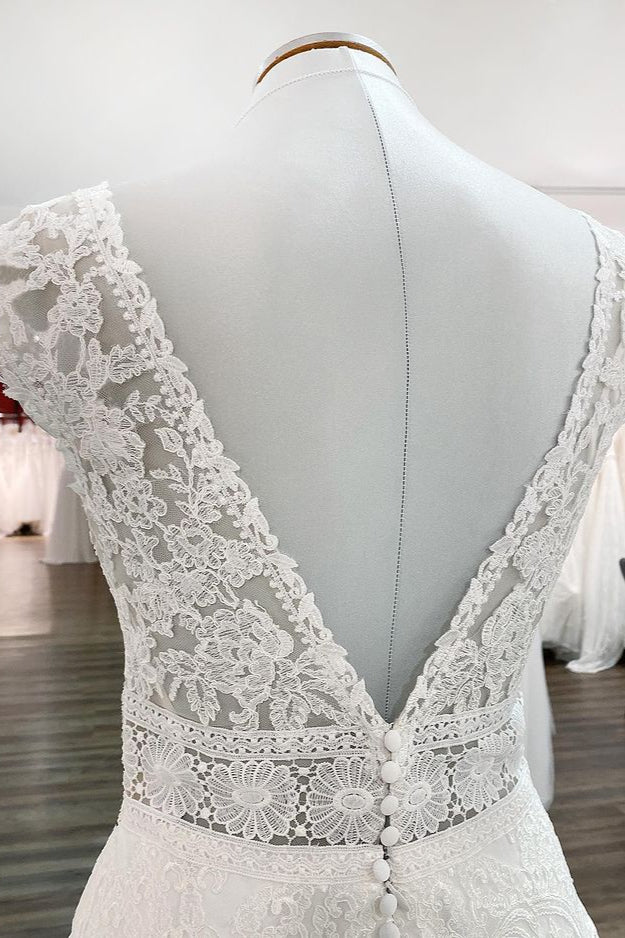 Langes Brautkleid in A-Linie aus Tüll mit V-Ausschnitt und Spitzenapplikationen
