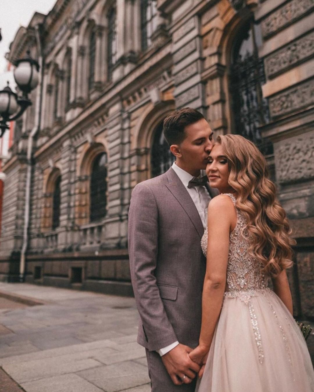 Boho-Brautkleid in A-Linie mit V-Ausschnitt, Tüll und Spitze, Schlitz und Applikationen