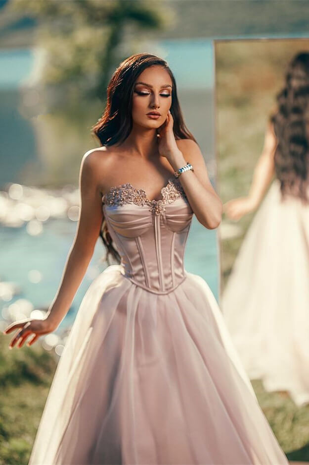 Charmantes silbernes langes Abendkleid, schulterfrei, ärmellos, mit appliziertem Tüll und Plissee