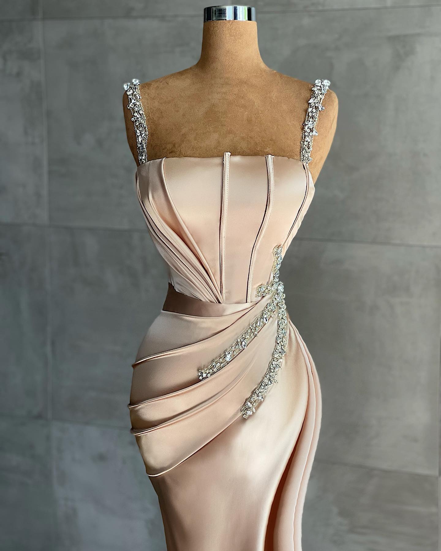 Starps Ballkleid im Meerjungfrau-Stil mit Perlenapplikationen