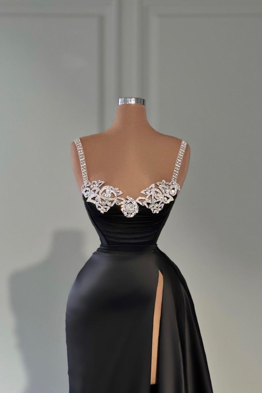 Schwarzes Abendkleid, Satin-Spaghettiträger-Perlenkleid mit Schlitz