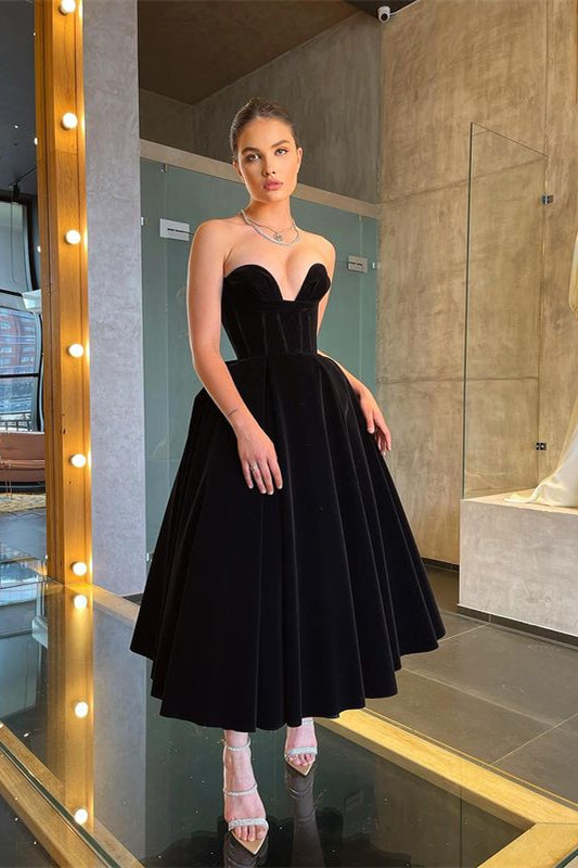 Schwarzes kleines Schwarzes, knielanges Ballkleid