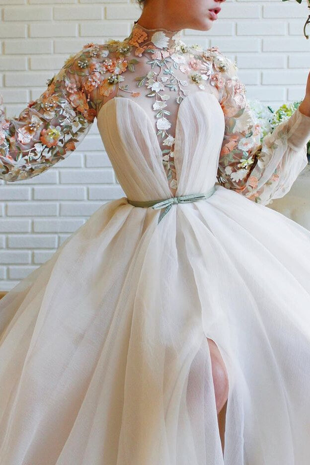 Weißes Abendkleid im Meerjungfrau-Stil mit hohem Kragen und langen Ärmeln und geschlitzten Blumen