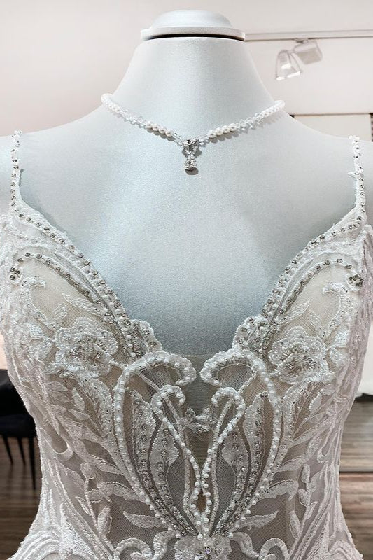 Brautkleid aus Tüll mit V-Ausschnitt, Spaghettiträgern, Spitzenapplikationen und Rüschen