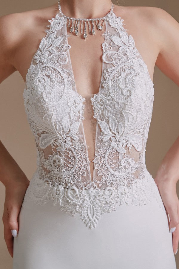 Bescheidenes langes, rückenfreies Satin-Brautkleid im Meerjungfrau-Stil mit Neckholder und Spitzenapplikationen