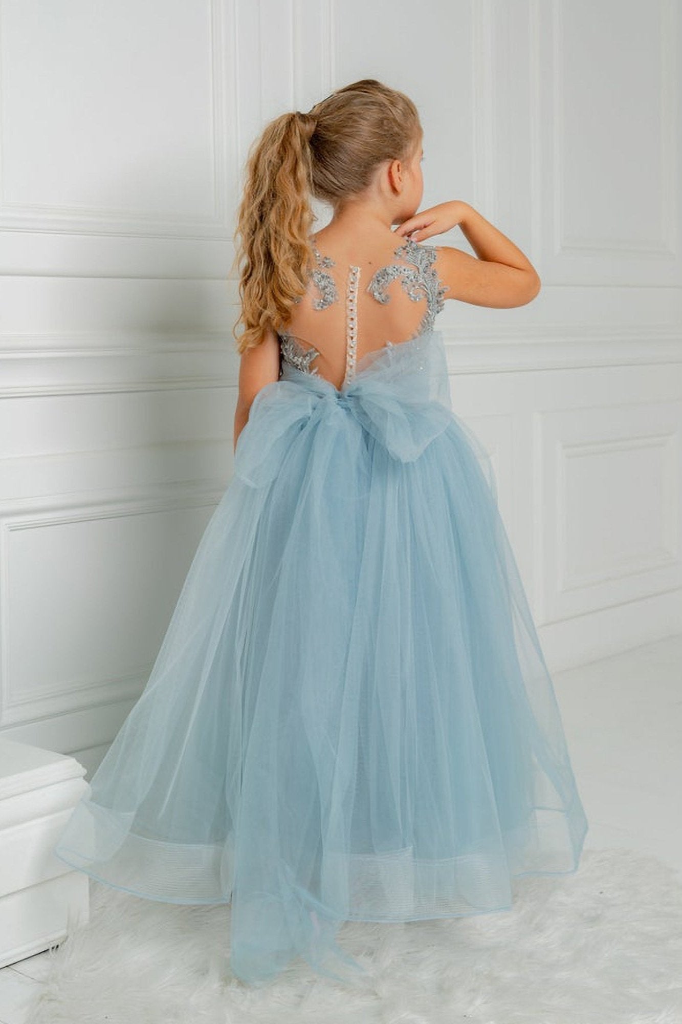 Suchen Sie Schlichte Blumenmädchenkleider Blau online bei babyonlinedress.de. Kinder Hochzeitskleider mit Spitze aus Tüll zur Hochzeit gehen.