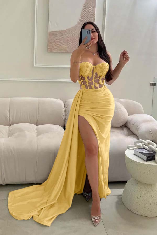 Babyblaues ärmelloses Ballkleid mit langer Spitze, Perlen und hohem Schlitz