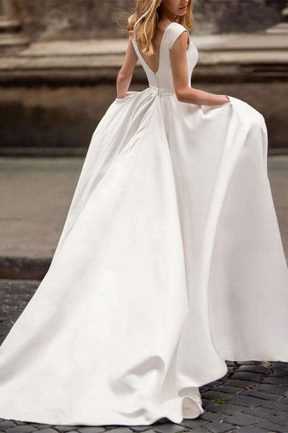 Brautkleid mit Flügelärmeln und Taschen
