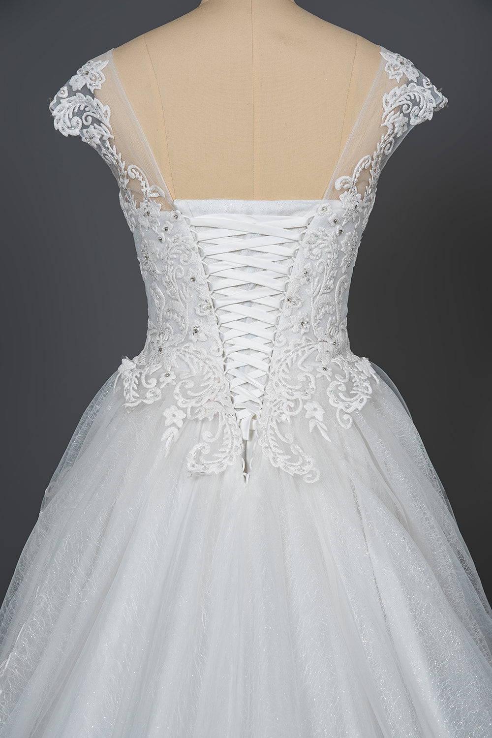 Elegantes Ballkleid-Hochzeitskleid aus transparentem Tüll mit Flügelärmeln, Spitze und V-Ausschnitt