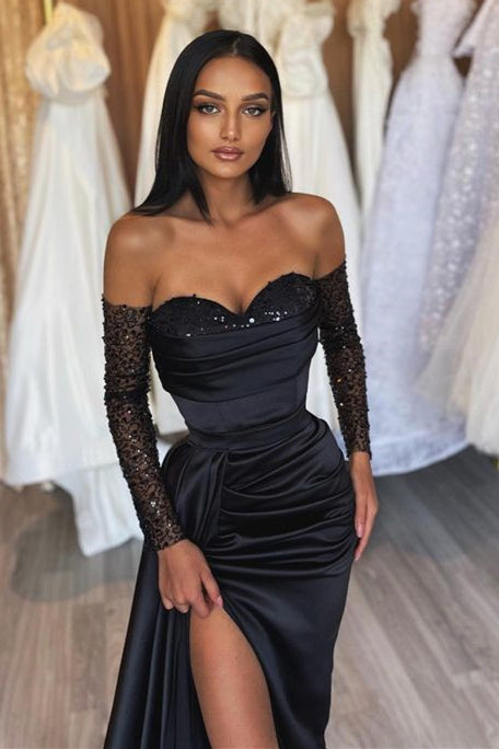 Schwarzes Ballkleid mit Herzausschnitt, kurzen Ärmeln und plissiertem Schlitz