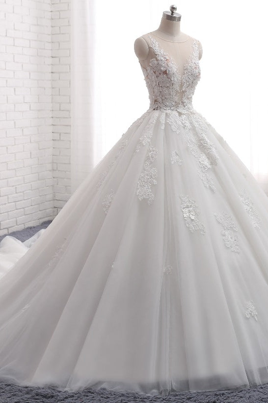 Ärmelloses langes Brautkleid mit Tüllschleppe und Spitzenapplikationen
